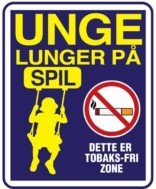 Unge lunger på spil. Rygeforbudsskilt