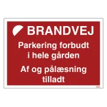 Brandvej. Parkering forbudt i hele gården, af- og pålæsning tilladt! skilt