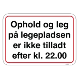 Ophold og leg på legepladsen er ikke tilladt efter kl. 22.00. Forbudsskilt