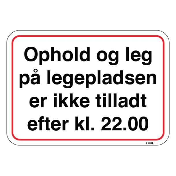 Ophold og leg på legepladsen er ikke tilladt efter kl. 22.00. Forbudsskilt