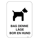 Bag denne låge bor en hund. Hundeskilt