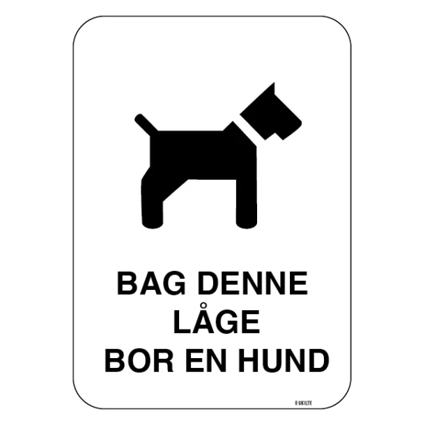 Bag denne låge bor en hund. Hundeskilt