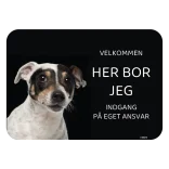 Her bor jeg skilt hund Jack Russell