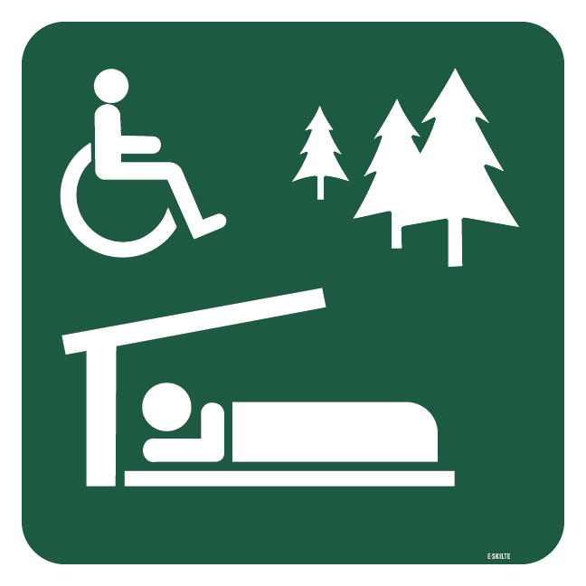 Handicapvenlig overnatningsplads med shelter skilt - Naturstyrelsen