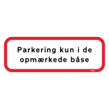 Parkering kun i de opmærkede båse. Skilt