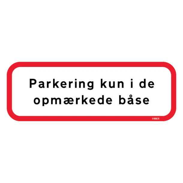 Parkering kun i de opmærkede båse. Skilt