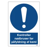 Kontroller nødbruser før påfyldning af kemi: Påbudsskilt