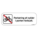 Parkering af cykler i porten forbudt. P skilt