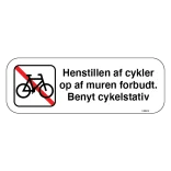 Henstillen af cykler op af muren forbudt. Benyt cykelstativ. P skilt