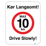 Kør langsomt. Max 10 km. Drive slowly. skilt