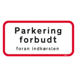 Parkering forbudt foran indkørslen. Skilt