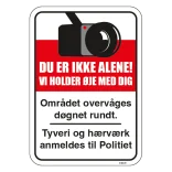 Du er ikke alene vi holder øje med dig Området overvåges døgnet rundt Tyveri og hærværk anmeldes til politiet . skilt